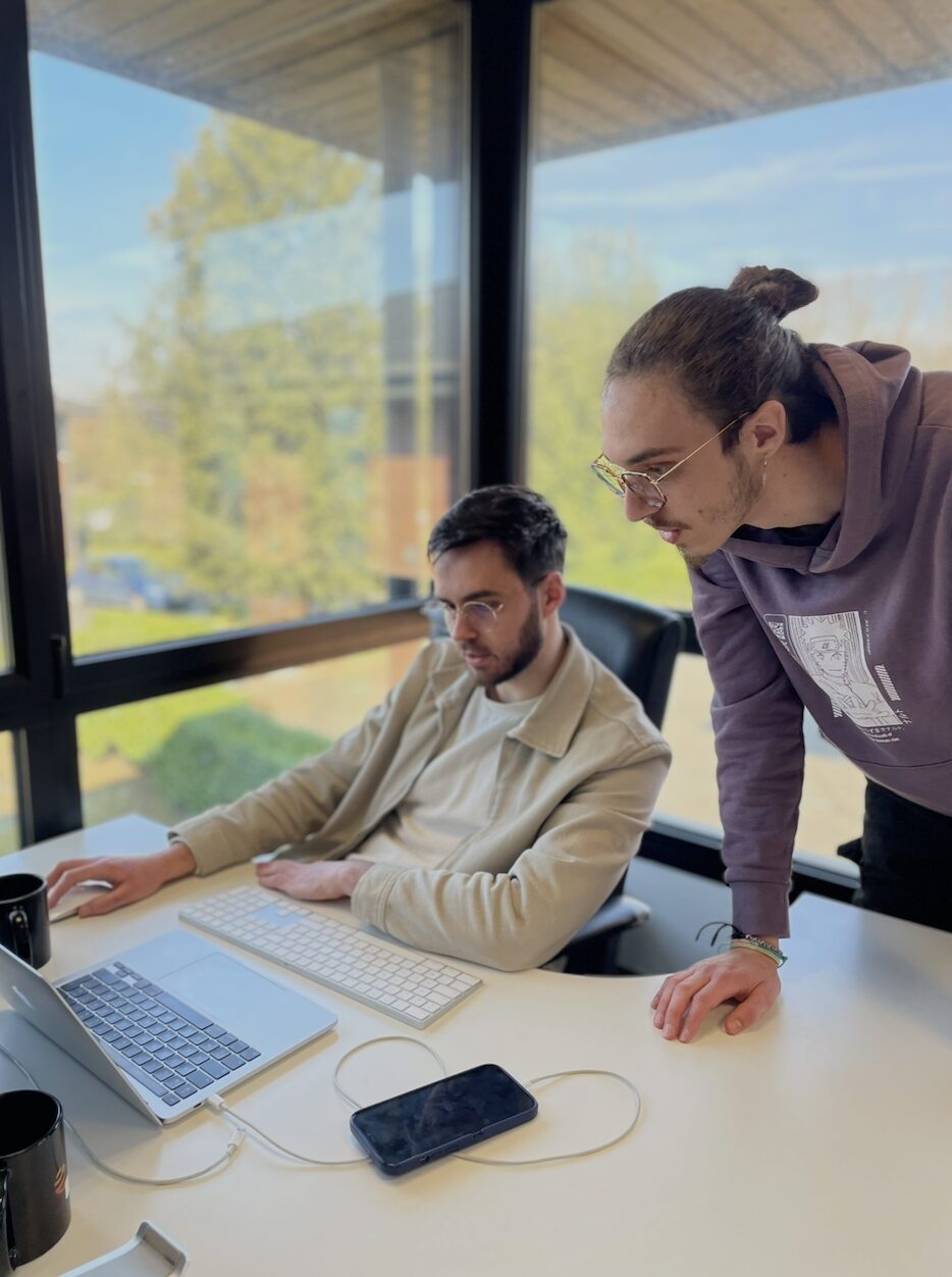 Deux membres de l’équipe Novacens au travail